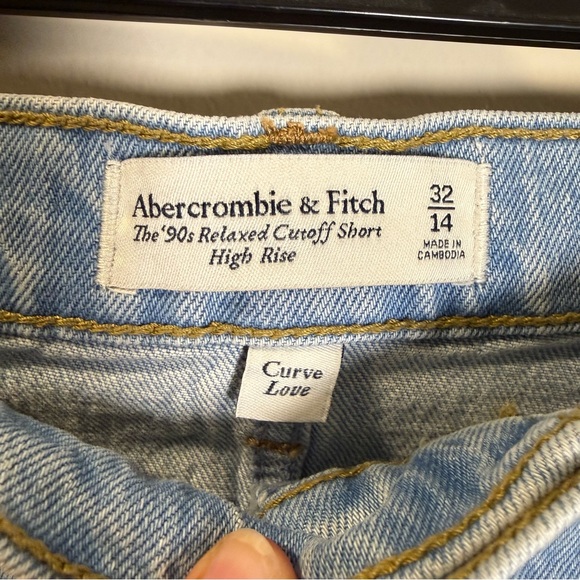 NWOT Abercrombie & Fitch 90s Relaxed Rise Rise Curve Love Jeans Short - Size 32 - Picture 2 of 7